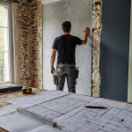 comment reconnaitre un mur porteur, homme examine mur épais