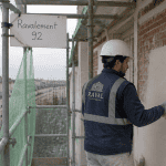 Ravalement 92 artisan sur chantier façade