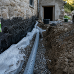 Drainage maison ancienne prix : tranchée périphérique avec tuyau perforé et gravier