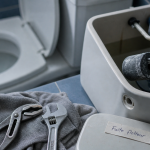 Fuite flotteur WC : réservoir ouvert et flotteur démonté