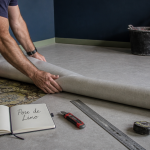 poser du lino sur carrelage dans un salon en rénovation