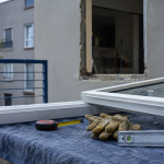 prix remplacement fenetre sur chantier : fenêtre PVC déposée et devis