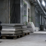 Curage batiment : chantier ancien, plafonds et moquette déposés, structure porteuse conservée