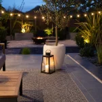 Déco jardin extérieur : terrasse au crépuscule avec éclairage LED et plantes