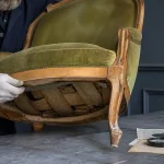 Fauteuil ancien en bois miel, expert compare l’authenticité et les reproductions