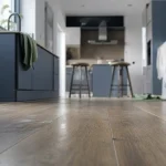 Parquet flottant dans une cuisine : lames près de l’évier