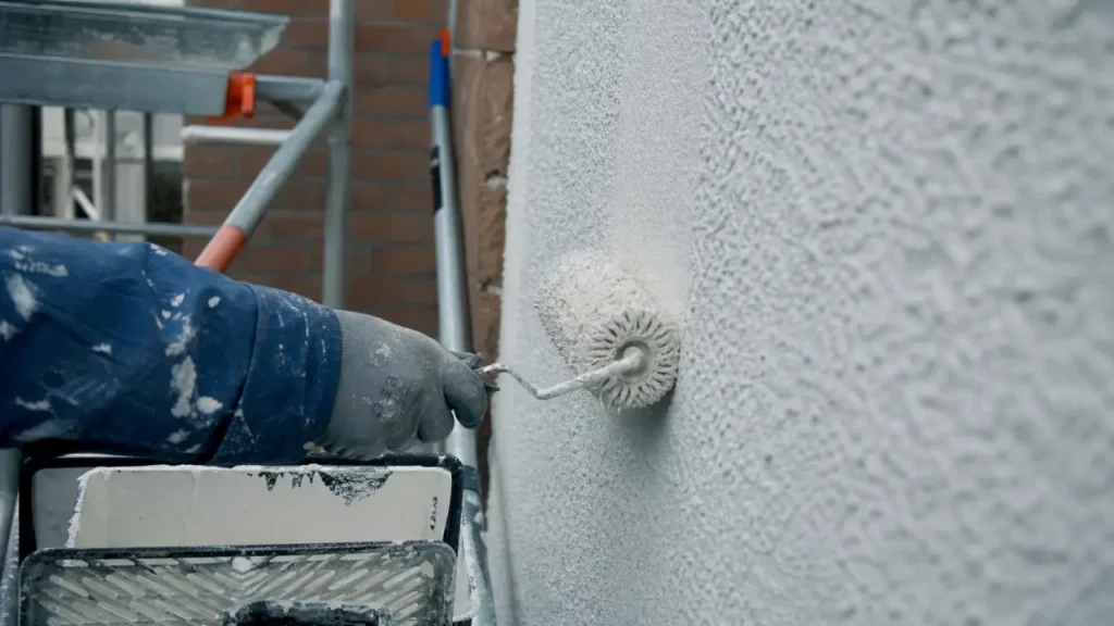 Rouleau pour façade : fibres longues, matière et erreurs à éviter