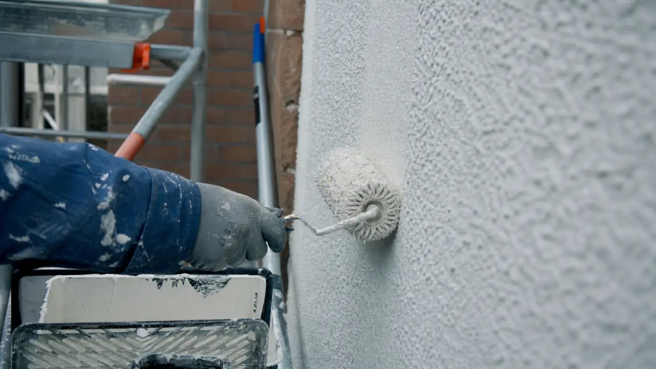 Rouleau pour facade à fibres longues appliqué sur mur en crépi extérieur