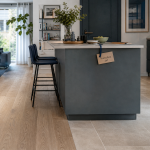 Jonction salon parquet cuisine carrelage : niveau, couleurs et profilé