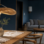 Suspension japandi en rotin et métal, lumière douce sur table en lin
