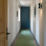 Couleur peinture pour couloir : couloir sombre lumineux, bleu ardoise