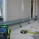 Pente évacuation eaux usées 2 cm/m sur tuyau PVC avec niveau laser