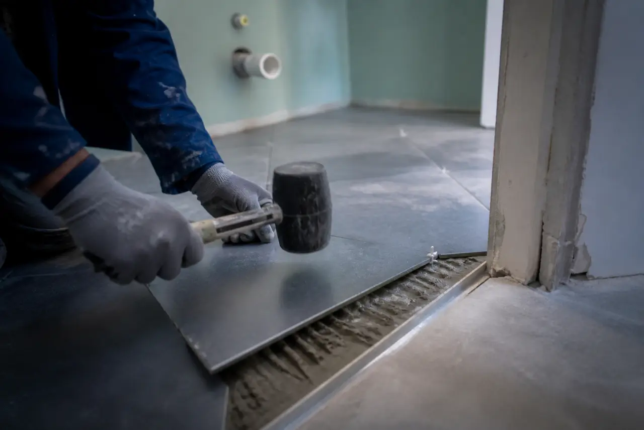 Pose carrelage diagonale 45° : calepinage et coupes en salle de bain